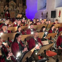 Musiker während des Kirchenkonzert in der Apsis